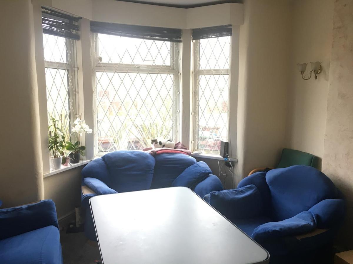 Double - Town & Nearby, 24h Bus, Airport-linked Homestay Manchester